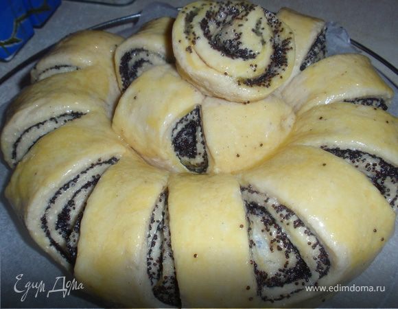 Сделать небольшие надрезы ножом и свернуть улиткой. Смазать желтком и дать расстояться еще 30 мин.