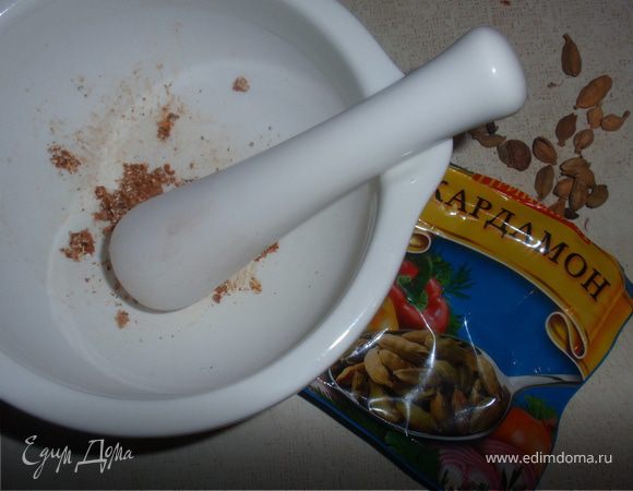 Сделать глазурь: сливочное масло, сливки, сахар, кардамон довести до кипения. Горячий пирог смазать глазурью.