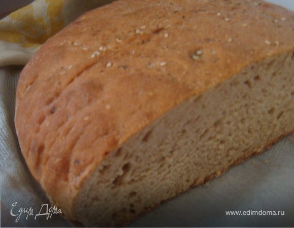 Духовку разогреть до 250 гр.Ц. Возьмем противень или я использовала круглую чугунную сковороду. Посыпем мукой дно. Выкладываем наш шлеб (я формировала круглый). Сверху присыпаем хлеб кунжутом и ставим в духовку на 10 минут. Дальше не открывая духового шкафа уменьшаем огонь до 220 гр.Ц и печем хлеб еще 30 минут.
Выключаем духовку. Даем дайти внутри еще минут 5. Осторожно достаем хлеб. Накрываем полотенцем и НЕ трогаем, дав немного остыть. Хлебушек должен отдохнуть,подышать. Потом возьмем кусочек слив масла и промажем наш верх хлебушка аккуратно,прикроем полотенцем и дадим остыть полностью.Приятного аппетита!
