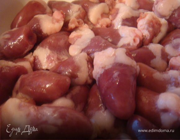 сердца разрезать вдоль, промыть хорошо под холодной проточной водой от сгустков крови. Присолить.Хорошо разогреть сковороду и распустить в ней масло. Обжарить на интенсивном огне сердца 5-7 минут до золотистой корочки. Снять с огня