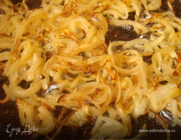 Разогреем духовку до 180-200 гр. цельсия. Лук репчатый нашинкуем тооонкими полукольцами. Обжарим в той же сковороде до золотисто-коричневого цвета. В лук всыпать смесь наших травок, перемешать и убрать с огня. Морковку натереть на мелкой терке.