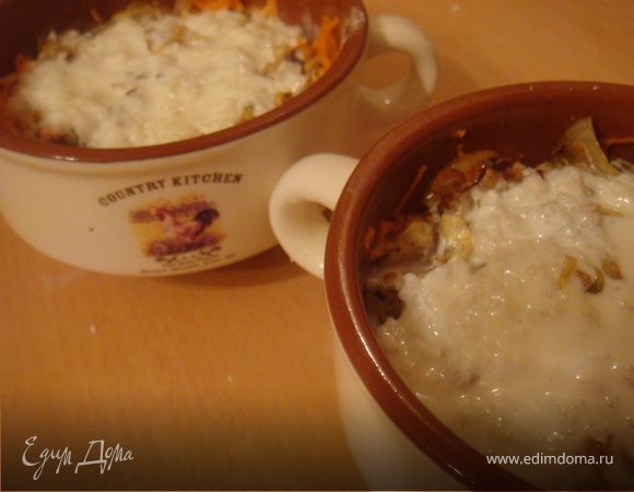 Приготовим соус. Нагреть сливки в маленькой кастрюльке (но не дать кипеть!) ввести в сливки сливочный сыр,хорошо перемешать и чуть прогреть. Добавить муку и немного загустить соус. Сердечки распределить в два глиняных горшочка порционных. Сверху посыпать подготовленной морковкой, выложить наш зажаристый лук, покидать горошинки перца- я ложу по 4-5 шт. в горшочек. Сверху залить соусом и отправить в духовку на 20 минут