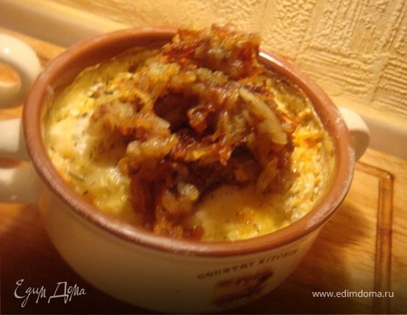 Приготовим стружку из картофеля. Натрем очищенный картофель на крупной терке. Отожмем от лишней влаги, присолить, приперчить и обжарить на интенсивном огне в достаточном количестве раст. масла до хрустящего состояния.
Достаем горшочки. сверху каждый выкладываем горкой нашу картофельную стружку. Приятного аппетита!