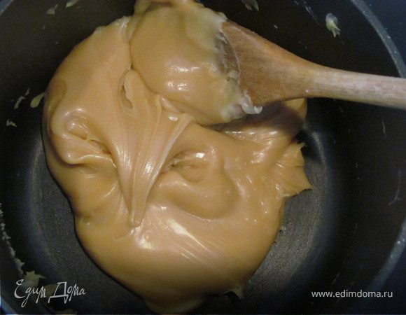 Делаем песочное тесто: масло режем кусочками и перетираем в крошку с мукой, делаем в середине углубление и постепенно вливаем ледяную воду. Быстро вымешиваем тесто, заворачиваем в пленку и на 30 мин. в холодильник. Делаем карамель: выливаем банку сгущенки в кастрюлю (не эмалированную), добавляем масло и мед. Варим на медленном огне, постоянно помешивая, пока смесь не загустеет и не приобретет карамельный цвет.