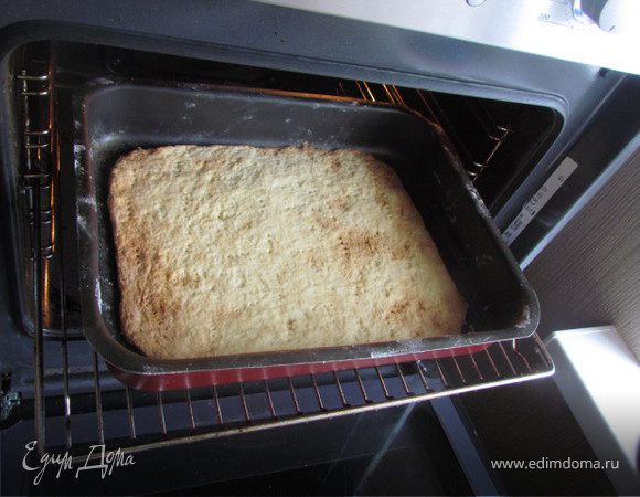 Охлажденное тесто разравниваем руками на противне или форме для запекания (форма любая, диаметр зависит от того, какой толщины хотите печенье). Я взяла форму большую, в следующий раз буду делать в меньшей, чтобы корж был толще. Натыкаем тесто вилкой и запекаем около 30 мин. при 180 С.