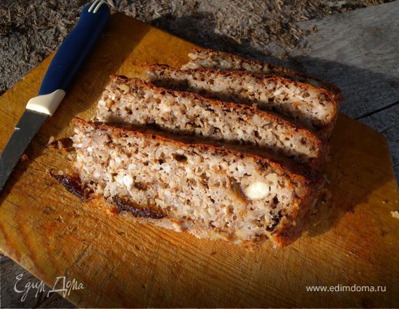 Смешать творожную массу и кефир. Добавить орехи и растопленное масло. Леденцы (вместо эссенции) перебить в пыль в кофемолке, добавить в тесто. Форму для выпекания смазать растительным маслом, вылить тесто. Запекать при температуре 180-190 С до готовности на нижнем нагреве духовки. В последнии 10 минут включить верхний (у кого есть)нагрев, для подрумянивания. У меня заняло 1 час времени.