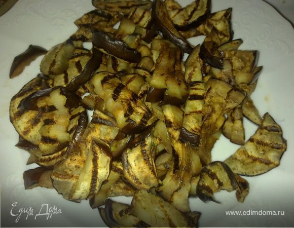 Баклажан нарезать продольно тонкими пластинами (0,5 см), слегка подсолить, подождать пока пустят сок и промокнуть бумажным полотенцем. Пластины баклажана обжарить на на гриле и разрезать на 3-4 части вдоль.