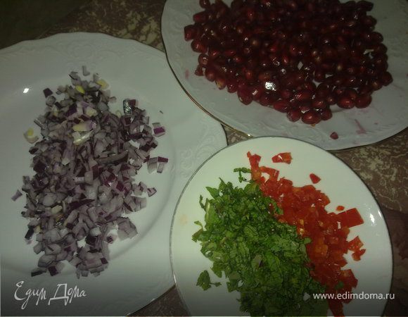 Лук, перчик чили и листики мяты мелко нарезать.