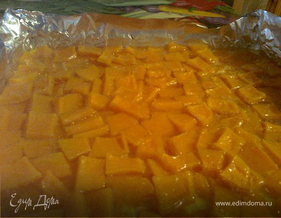 Тыкву почистить, порезать небольшими кусочками, выложить на противень, сбрызнуть оливковым маслом, залить 1 литром бульона, запекать 45-60 минут при температуре 180-200 градусов.