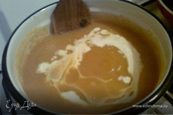 Через минут 10, когда картофель разварится, прокрутить суп в блендере, вылить в кастрюлю и поставить на огонь. Добавить сливки и хорошо прогреть.