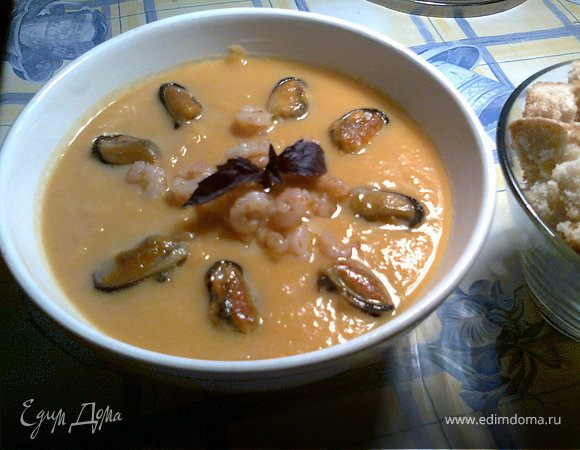 Дальше ваша фантазия не ограничена, потому что вкус супа достаточно нейтральный. Я добавила поджаренные мидии и креветки, украсила листиком базилика. Немного посолила уже в тарелке, муж добавил горчицу, впрочем, он ее не добавляет только к сладостям:)