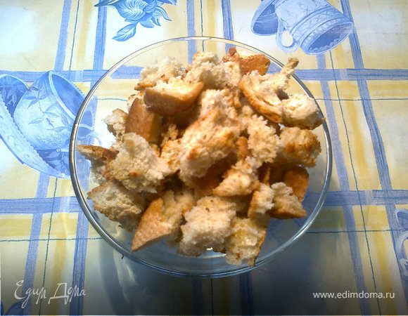 Домашние сухарики. Хлеб порвать руками, немного посолить, сбрызнуть оливковым маслом и подзолотить в духовке.