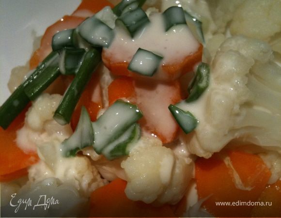 капусту и морковь порезать, приготовить в пароварке (15 минут).
Соус: в йогурт добавляем соевый соус, чеснок, зелень, лук. Вот так все легко и просто!:)) Соус вкусненький!:)) Подходит тем кто на диете, если йогурт не жирный - у меня 2%. 
Подавать теплым.