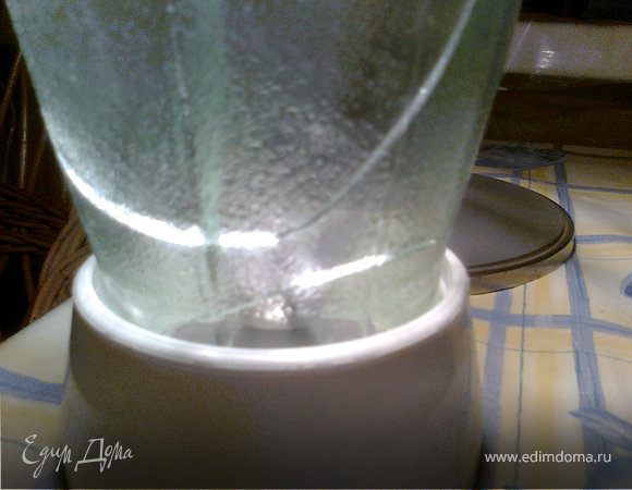 Блюдо посвящено памяти скоропостижно покинувшего меня блендера. Домохозяйки, уважайте законы теплотехники: НИКОГДА НЕ МОЙТЕ ХОЛОДНОЙ ВОДОЙ ГОРЯЧУЮ ПОСУДУ (особенно стеклянную)! 