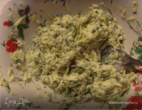 Приготовить сырную начинку. Для этого натереть на мелкой терке сыр, добавить в него мелконарезанный лук, зелень, чеснок, сметану и майонез. Поперчить по вкусу.