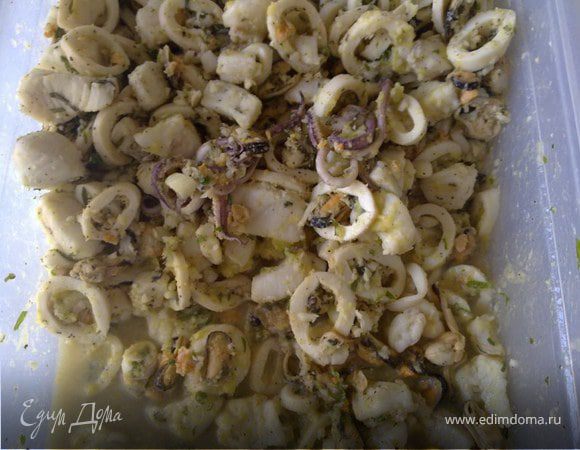 Готовые морепродукты замариновать в лимонном соусе с добавлением соли, перца, орегано, чеснока и петрушки. 