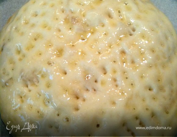 Дать постоять минут 10—15, и скатав в шар, сделать дырочки вилкой и промазать желтком. 