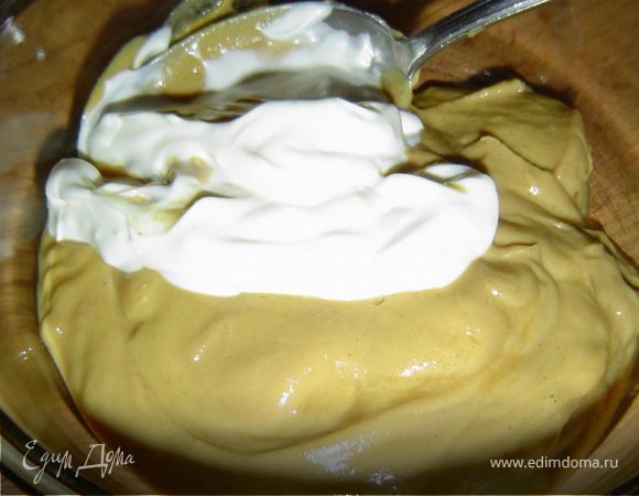 Готовим смесь для обмазывания мяса, для этого смешиваем майонез, горчицу и соль,