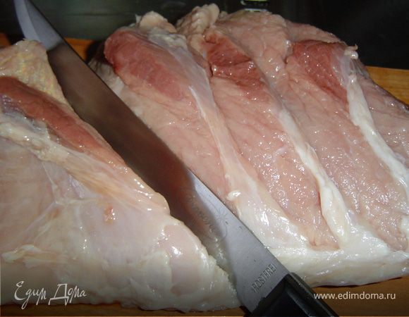 Свинину нарезаем так, чтобы получилась "книжка" - листочки на переплете. Толщина "листочков" должна быть не менее 1 см.