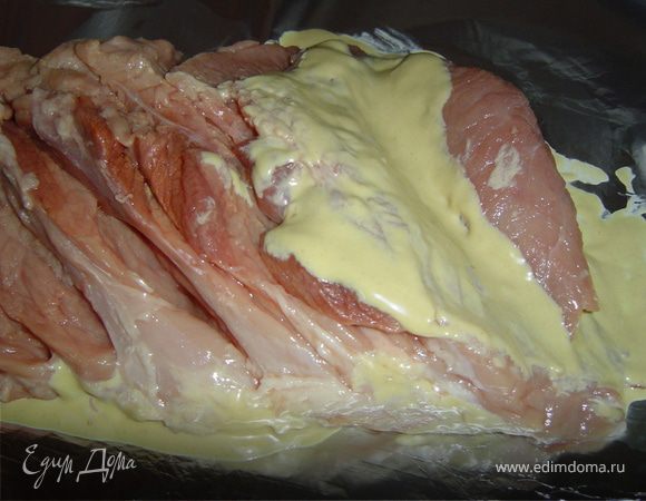 Свинину обмазываем горчично-майонезной смесью со всех сторон, а так же между "листочками".