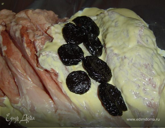 Чернослив без косточек моем и прокладываем между "страницами". 