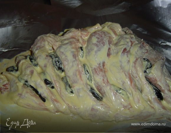 Заворачиваем мясо в несколько слоев фольги и отправляем в холодильник мариноваться на 6-7 часов, а лучше на 2-3 дня.