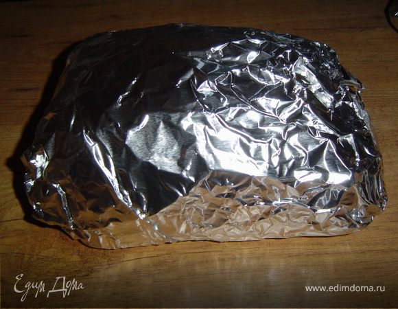 Заворачиваем мясо в несколько слоев фольги и отправляем в холодильник мариноваться на 6-7 часов, а лучше на 2-3 дня.

Запекать в духовке, не вынимая из фольги, при температуре 200 гр. около часа, затем фольгу открыть и запекать до образования румяной корочки.