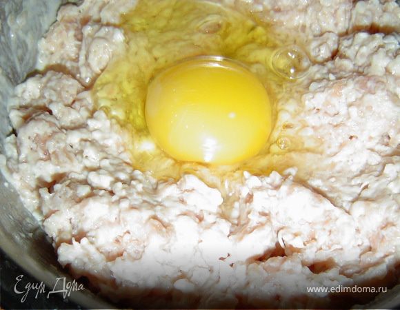 Начинаем с приготовления мясных коржей. Для этого к фаршу добавляем сливки, яйцо, солим, перчим по вкусу и хорошо перемешиваем. Форму для выпекания смазываем маслом, выкладываем 1/3 часть фарша, разравниваем и выпекаем в духовке 15 минут при температуре 180°C. Таким образом, получаем три коржа.<br />
Пока коржи остывают, готовим грибной крем. Лук нарезаем мелко, грибы — кубиками, измельчаем зелень, чеснок пропускаем через пресс. На растительном масле обжариваем лук и грибы. Солим и перчим по вкусу. К грибам добавляем плавленый сыр и измельчаем блендером до однородности. К грибной массе с сыром добавляем зелень и чеснок, хорошо перемешиваем.<br />
Два коржа смазываем грибным кремом, верхний корж не смазываем.