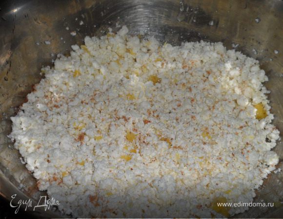 Творог слегка разминаем вилкой,добавляем 2 ст.л.сахара,цедру лимона и апельсина,затем по 3 ст.л.сока лимона и апельсина,затем посыпаем мускатным орехом и даем постоять 15 мин.,пока делаем тесто.