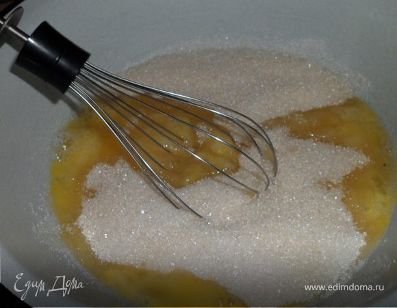 Яйца взбиваем с сахаром,добавляем муку,ваниль,разрыхлитель.Тесто должно быть негустое.

