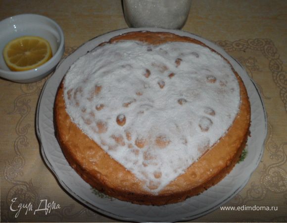 Отправляем в духовку на 45 мин. при 180*С.
Готовый пирог должен быть хорошо подрумяненный.
Посыпаем сахарной пудрой и шоколадом.
	
