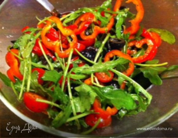 Все достаточно просто, первоначально сделать заправку и дать ей постоять.
Порезать помидорки черри и маслины пополам, кольцами или полукольцами сладкий перец. На небольшие кусочки сыр. Добавить руколу. Все заправить и аккуратно перемешать. Украсить сверху перепелиными яичками. Приятного!