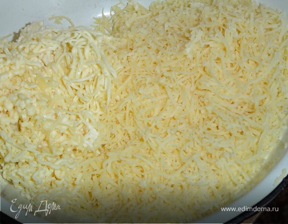 Начинаем процесс приготовления закуски с натирания на мелкой терке плавленного сыра(чтобы он хорошо натирался,перед тем положите его в морозильную камеру минут на 20).
