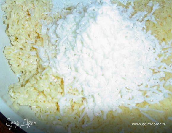 Затем натираем любой твердый сыр и вареные яйца на той же терке.И добавляем мелко нарезанный чеснок.