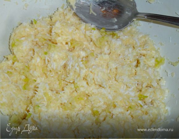 Получившуюся массу разделяем на три части.В первую - добавляем майонез,перемешиваем.