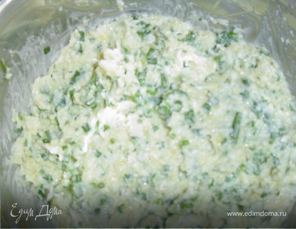 Во вторую часть добавляем мелко нарезанную зелень,а также щавель и шпинат.Заправляем все это сметаной.