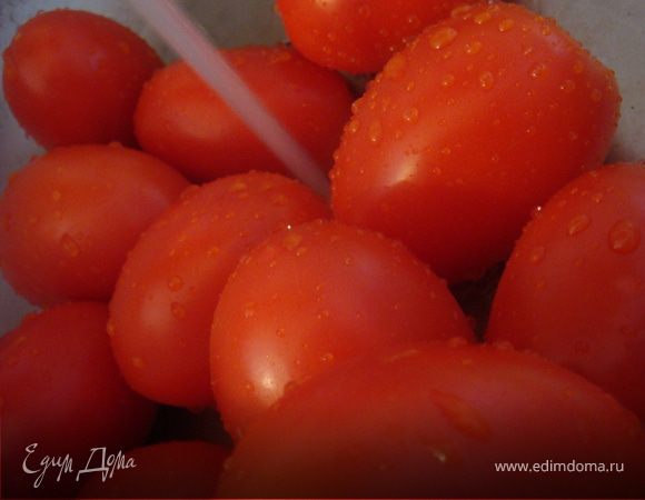 помидоры вымыть, обсушить. Разрезать на половины и четвертинки (если крупные). Вынуть семена. Разложить на противни застеленные фольгой и смазанные оливковым маслом. Присыпать солью.
