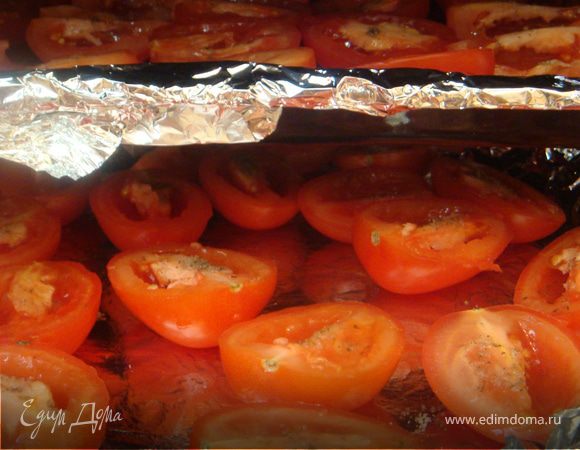 Сушить помидоры в духовке,разогретой до 80-90 гр. (но не более 100 гр.ц. старайтесь держать температуру) на 5-6 часов в первый день. Дверцу духовки держите приоткрытой. Убрать из духовки на ночь в проветриваемое помещение. Я убирала на лоджию.
2-й день- повторить процедуру в духовке на 5 часов. У меня за это время они хорошо подсохли. Стали похожи на курагу. Мне больше часов не потребовалось,потому как помидоры не должны быть сухими сильно и ломаться. Они должны гнуться и тяжело разрываться. Дальше я убрала помидоры на лоджию на 5 часов,предварительно завернув их в льняное полотенце. Чтоб проветрились (в общем, до вечера оставила).