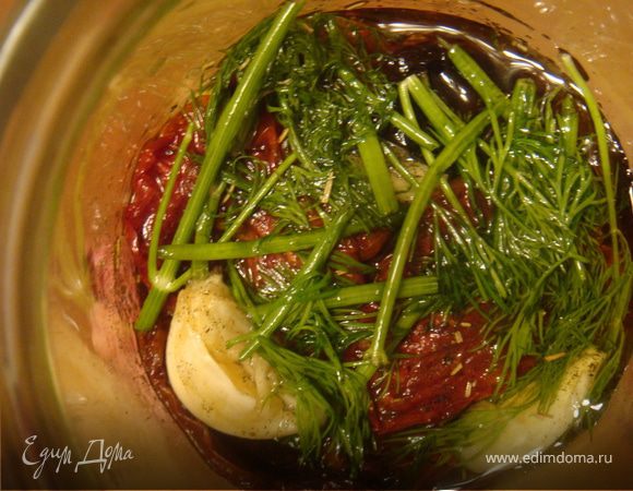 Теперь подготовим наши помидоры к маринованию. Возьмем в небольшой кастрюле (потому,как кучка из двух кг помидоров получилась небольшой) разведем 2/3 воды с 1/3 уксуса, поставим на огонь. Дадим закипеть. Выложим туда помидоры на 3 минуты. Откинем на дуршлаг. Дадим остыть.
Приготовим баночку- 0,5 л. вполне достаточно. На дно я налила олив.масло. Положила укроп, чеснок раздавленный, горошины перца 4 шт., потом проложила помидоры. Присыпала прованскими травками и снова- укроп,чеснок, помидоры, прованские травы и так до самого верха. Сверху еще горошины перца. Все это дело заливаем оливковым маслом и прижимаем немного помидоры ко дну. Закрываем крышкой- храним,используем,наслаждаемся.
Приятного аппетита!