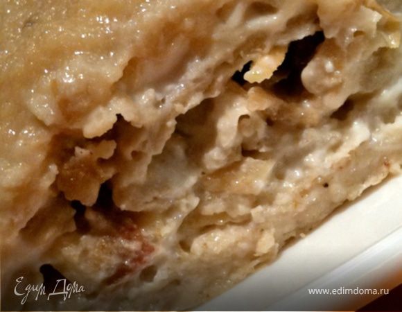 Заливаем овсянку стаканом теплой воды. Даем постоять минут 20—30. Затем заливаем стаканом кефира, перемалываем в блендере, добавляем немного корицы, можно еще изюм, перемешиваем.
Выкладываем на противень, застеленный бумагой, тонким слоем, в форме прямоугольника. Выпекать при 200 градусах минут 20. Достать, дать остыть минут 5, не больше — а то не свернется нормально.
Мажем получившийся корж творогом, взбитым с кефиром. Выкладываем сверху тертое яблочко, можно изюм еще. Сворачиваем корж в рулет, одновременно отклеивая бумагу.
Делаем пюре: яблоко трем, добавляем банан и йогурт, все взбиваем и поливаем наш рулет. Убираем в холодильник на пол часика.
Вкусно-вкусно!:))
