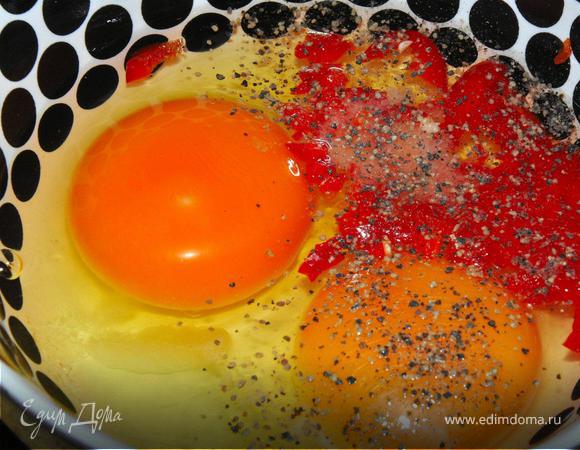 Для начала возьмем два яйца, добавим к ним щепотку соли и перца, измельченный чили и ст.л. сливок.