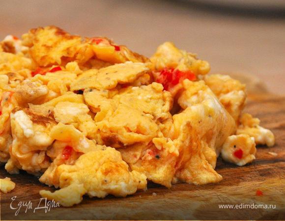 Тщательно все перемешаем, выльем на разогретую сковородку с оливковым маслом и приготовим скрэмбл. Выложим его на доску и немного измельчим ножом.