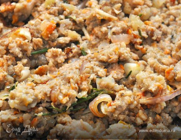 Затем берем в нашем случае паровые котлеты и разминаем их вилкой до состояния фарша. В другой ситуации можно приготовить обычный фарш из сырой или отварной говядины. Лук шалот мелко рубим, листья розмарина измельчаем. Поджариваем пару минут на оливковом масле лук и розмарин, затем добавляем фарш и паприку. Перемешиваем и обжариваем на небольшом огне около 5 минут.