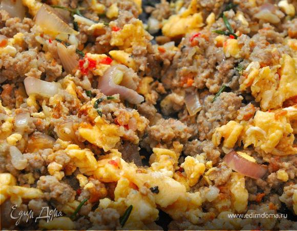 Теперь добавляем в сковородку наш скрэмбл, перемешиваем и через полминуты выкладываем вермишель. Хорошенько перемешиваем с фаршем и готовим еще несколько минут.