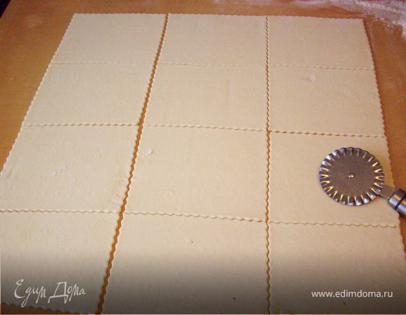 Тесто раскатать толщиной 3-4 мм и нарезать на квадратики.