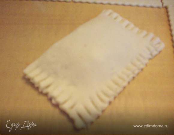 Слепить пирожки, скрепив края прижимая вилкой.