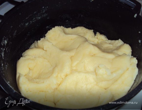 Всыпать просеянную муку и интенсивно помешивая довести до однородной массы так, чтобы тесто начало отставать от краев кастрюли.
