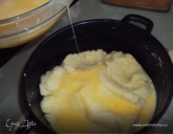 Снять с огня и оставить на 2-3 мин. остывать.Тем временем взбить яйца венчиком.

