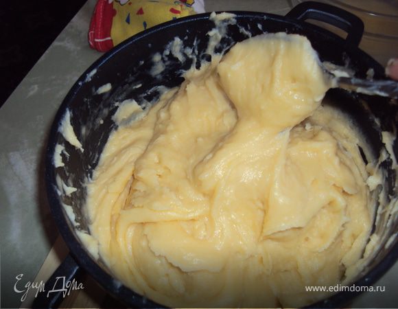 По чуть-чуть вливать яйца в тесто, тщательно мешая его.Довести до консистенции очень густой сметаны.
