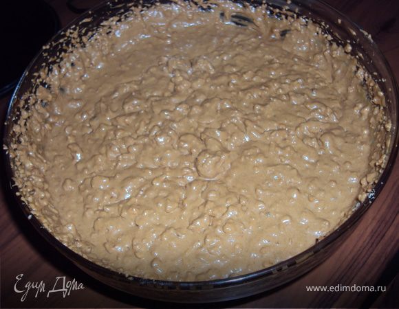 Добавить обжаренные и измельченные орехи и растолоченое печенье(печенье с орехами лучше измельчить так, чтобы они были маленькими кусочками, а не порошком).Массу тщательно вымешать ложкой. Крем готов.